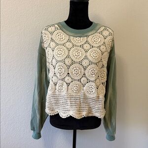Gimmicks by BKE Crochet Lace Green Sweatshirt